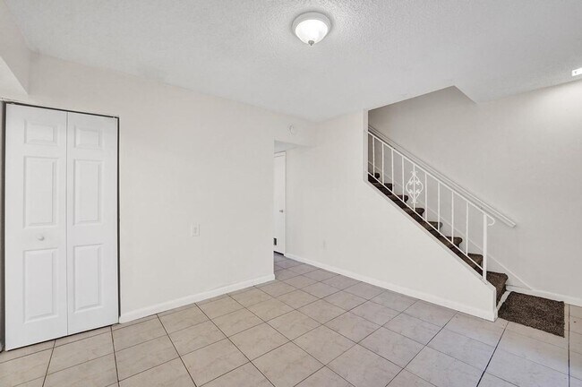 Building Photo - 3 BR / 3 BA + Patio + Parking AVAIL 8/1