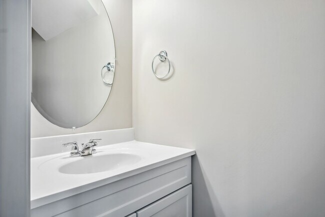 Building Photo - 3 bed/ 3 1/2 bath.  Dog Friendly.