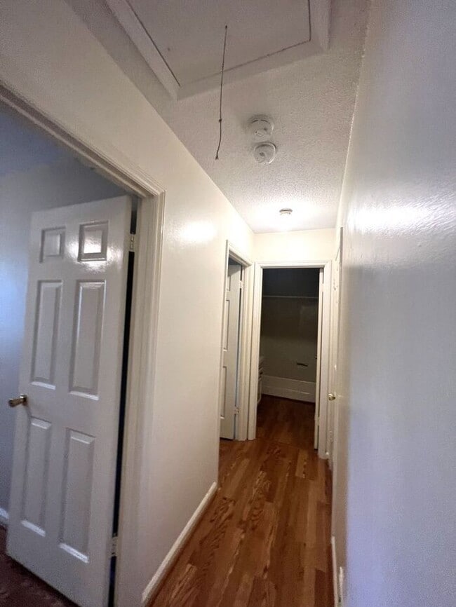 Building Photo - 6-7 month lease term!!! Popular town home ...