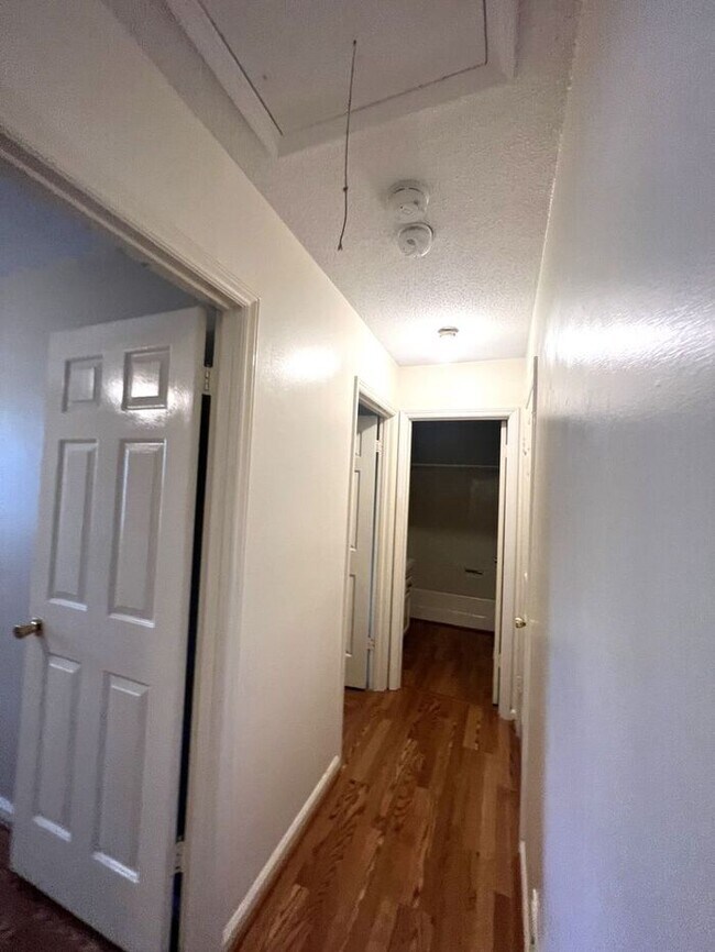 Building Photo - Short/Long Term Lease Options!!! Popular t...