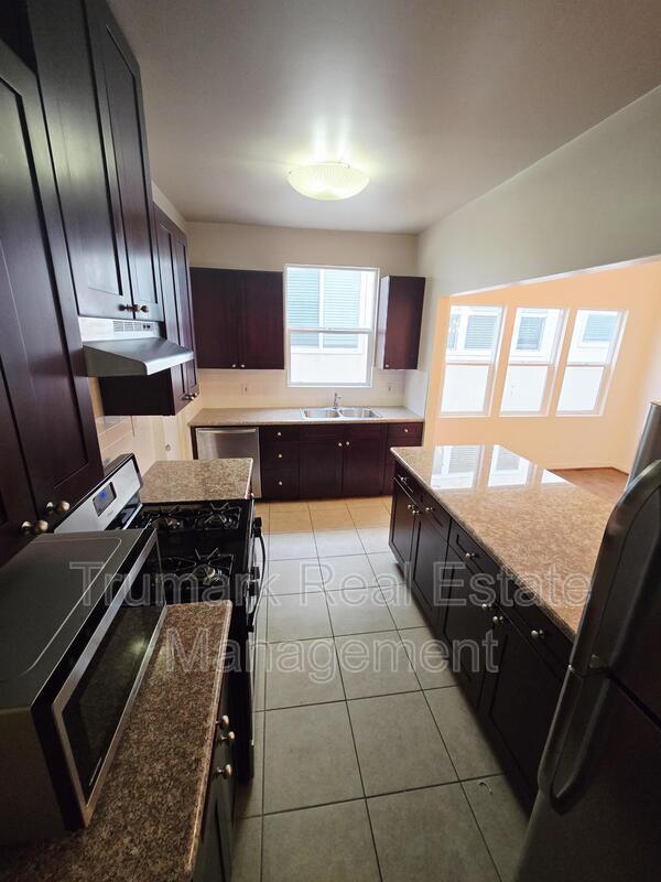 Building Photo - 4315 Avocado St