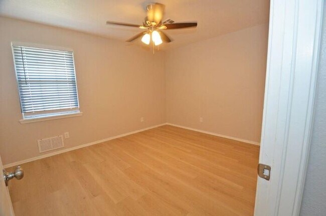 Building Photo - 2 Bed 1.5 Bath Townhome Warr Acres/Bethany