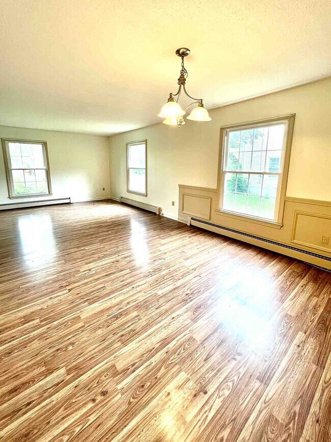 Building Photo - 6-Bedroom, 2-Bath Single-Family Home – Pri...