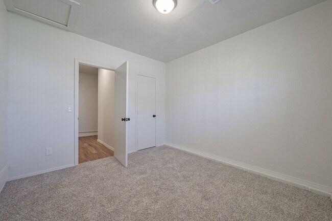 Building Photo - 5954 NW 35th St