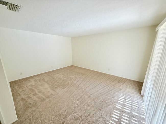 Building Photo - Spacious Pool Home In the Desired Los Comp...