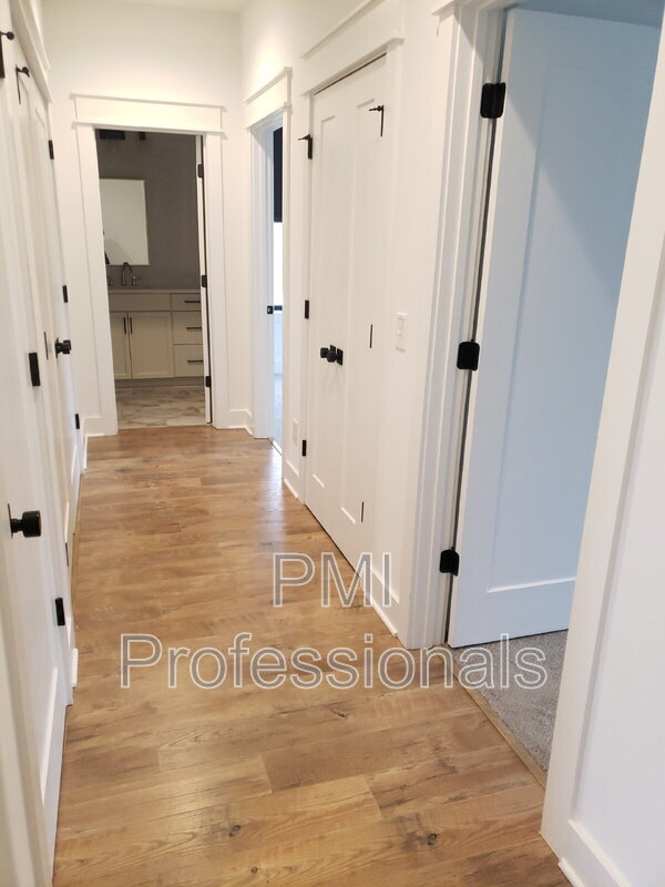 Building Photo - 227 S Bilbro Ave