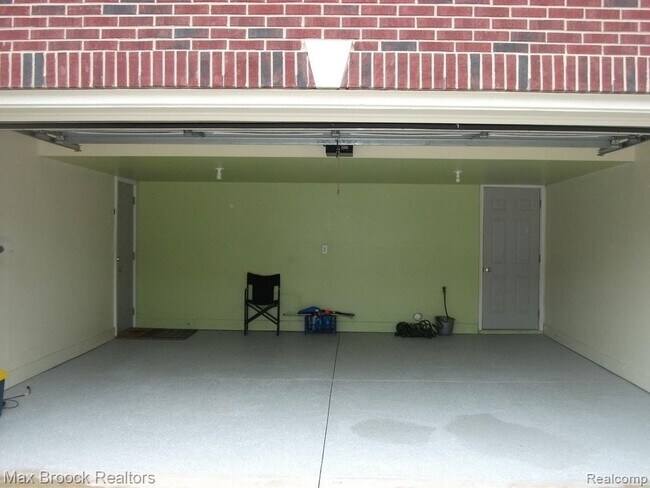 Building Photo - 924 Sandalwood Dr