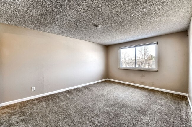 Building Photo - 130 E Highline Cir