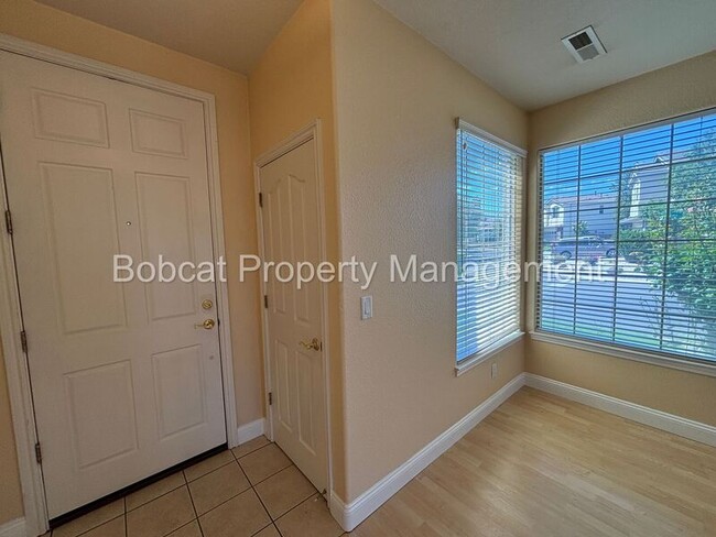 Building Photo - 1231 Flintwood Dr