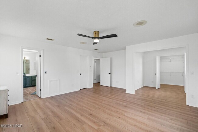 Building Photo - 224 E Lakeshore Dr