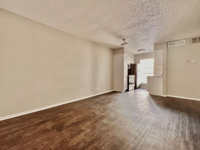 Building Photo - University Quarters - 1 Bed 1 Bath!!
