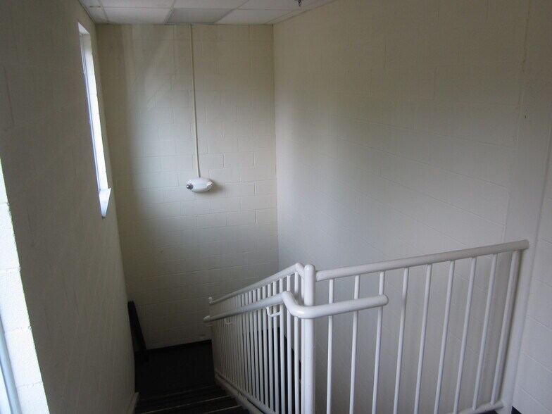 Building Photo - 614 E 11 Mile Rd