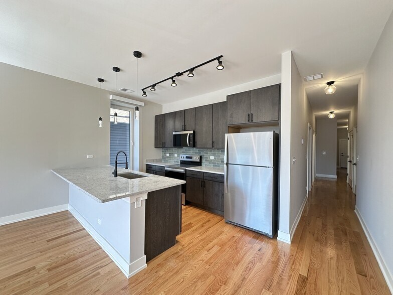 Building Photo - 2100 W 18th Pl