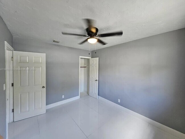 Building Photo - 4920 SW 28th Terrace