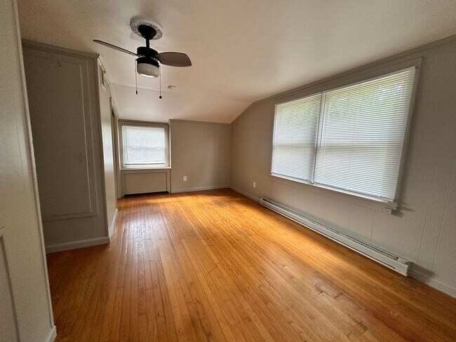 Building Photo - 1 bedroom 1 bath available in the City of Williamsburg! Available Now!