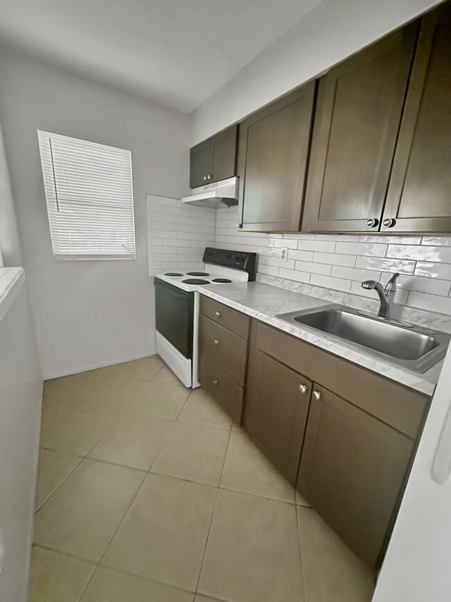 Building Photo - Centrally Located Studio Apartment in Sara...