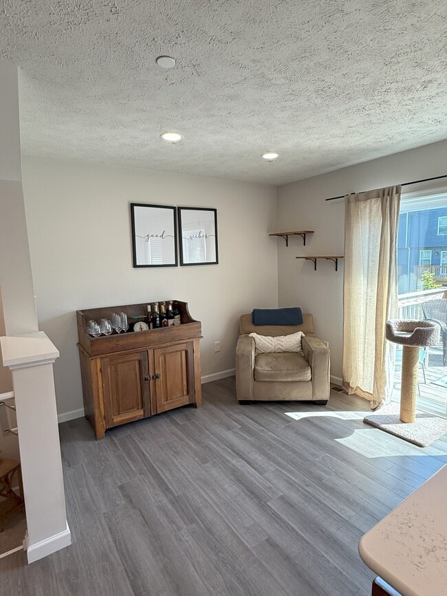 Building Photo - 120 Veery Wy