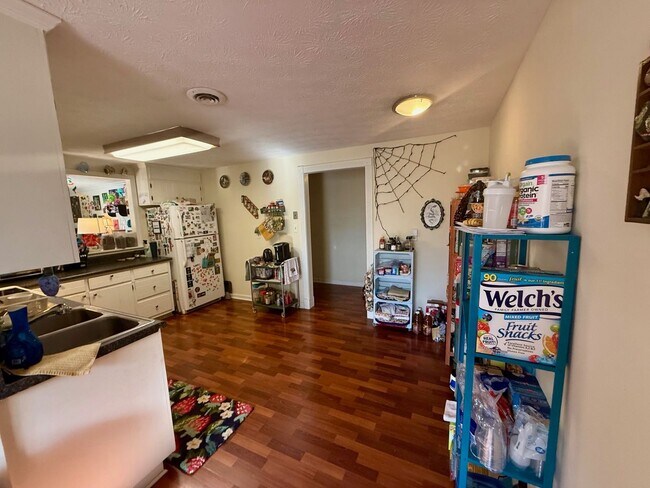 Building Photo - Eastside Home in Quiet Neighborhood