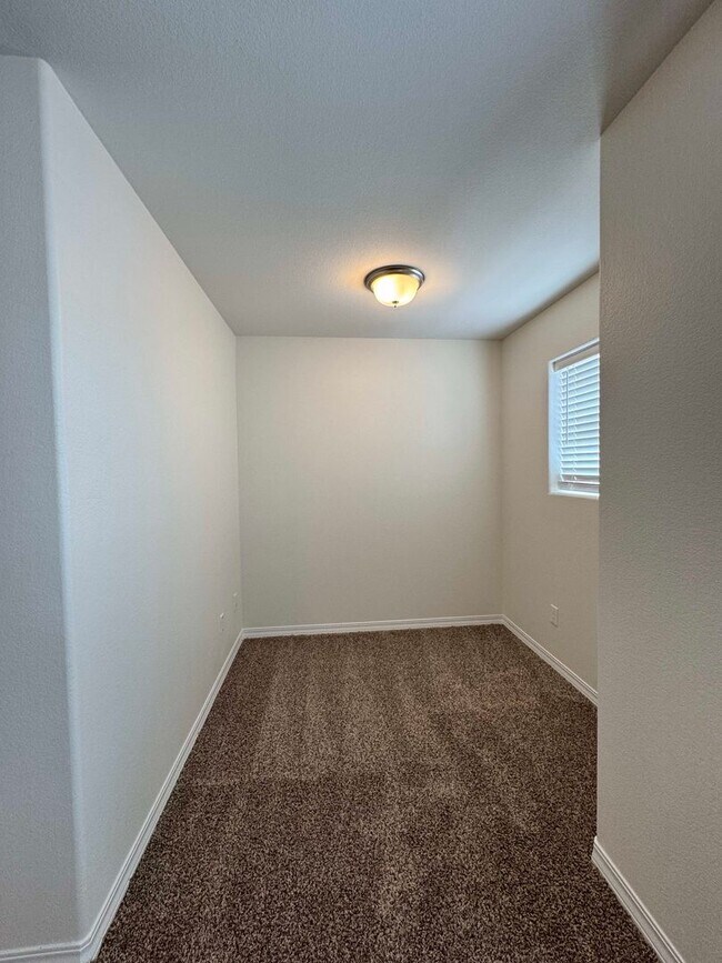 Building Photo - Like new 3 bedroom w/ basement in Enclaves...