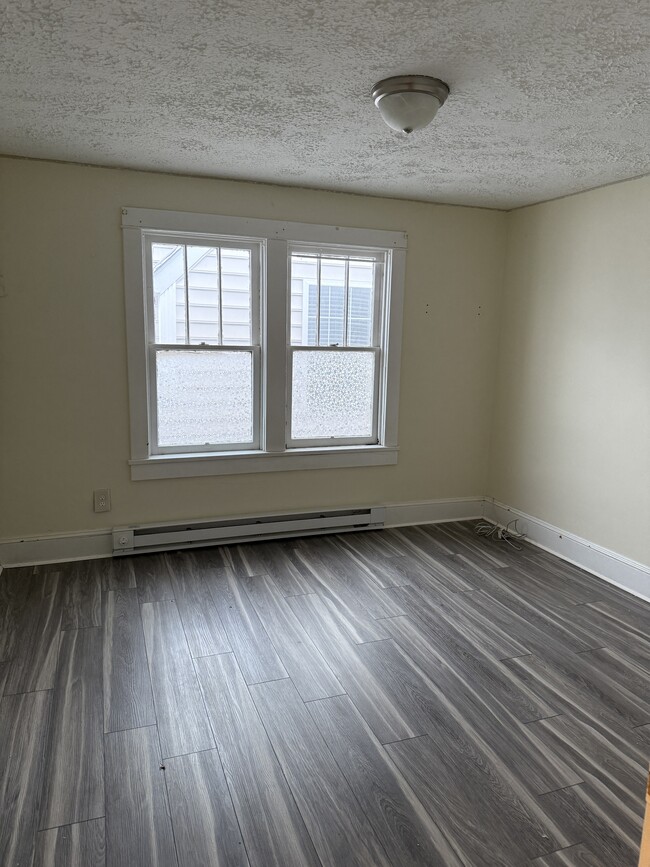 Building Photo - 914 W King St