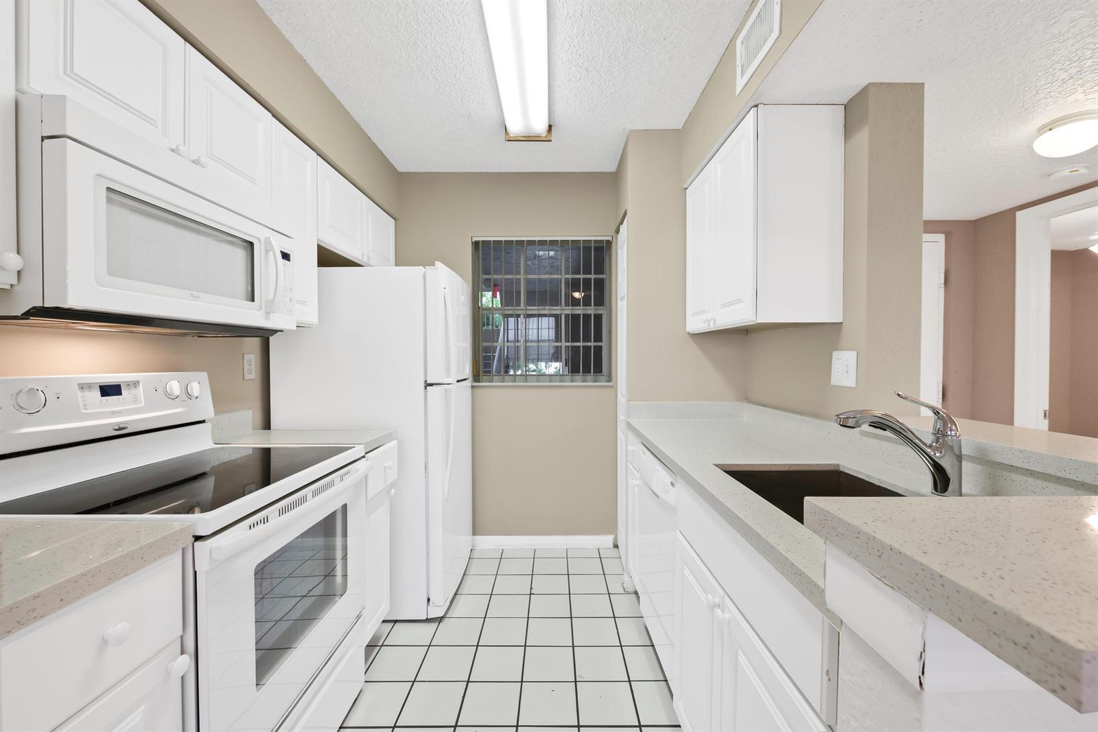 Building Photo - 2861 N Oakland Forest Dr