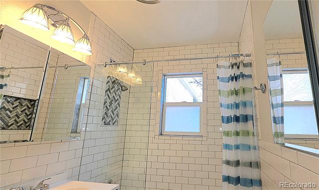 Building Photo - 916 Custer Ave