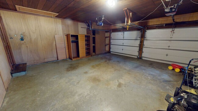 Building Photo - Charming 3 Bedroom Brick Ranch with Refurbished Original Woodwork