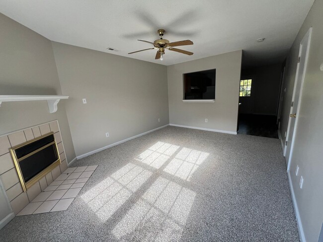 Building Photo - Beautiful 2 bedroom 2.5 bath town home located off Piney Green Road in New Hunters Creek. Just mi...