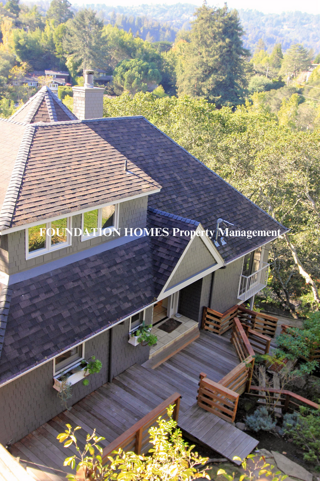 Building Photo - Boyle Park 4BD+/3.5BA, Close to town!  Gue...