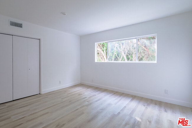 Building Photo - 823 S Detroit St