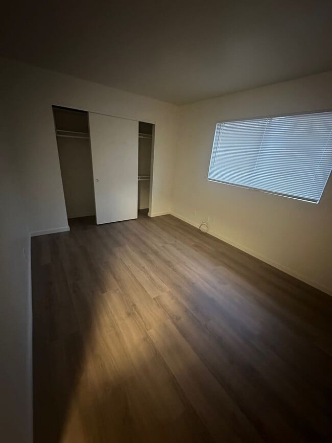 Building Photo - Desirable Duplex Unit with Lincoln Schools