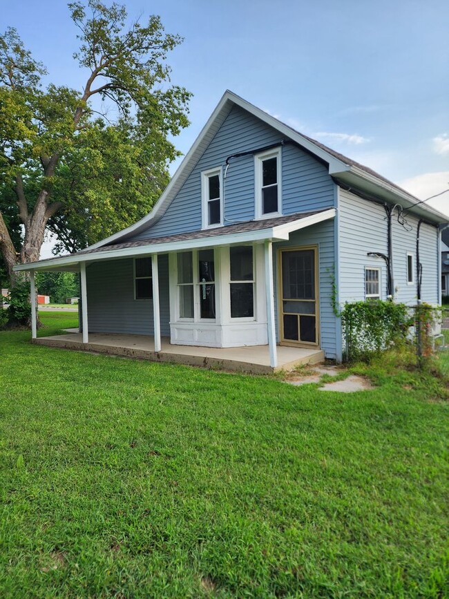 Building Photo - Small town living!