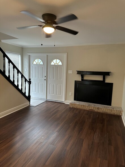 Building Photo - 421 Longwood Ct