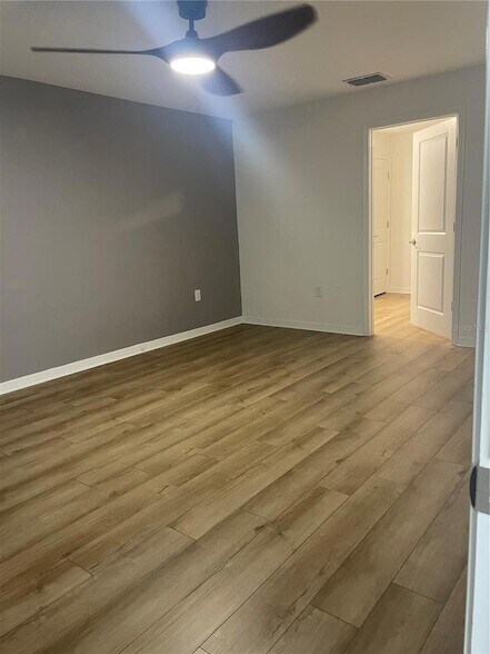 Building Photo - 112 Oakwood Ct