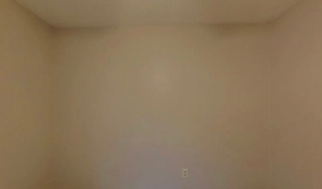 Building Photo - MOVE IN READY