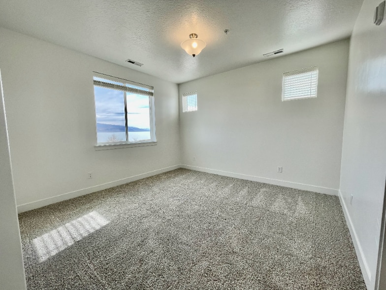 Building Photo - 701 N 380 W