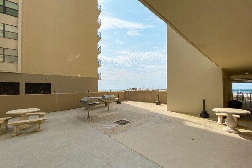 Building Photo - 505 E Beach Blvd