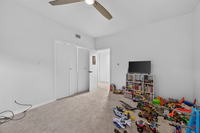 Building Photo - 6000 Sugar Hill Dr
