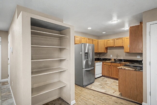Building Photo - "Charming 3-Bedroom Duplex in Englewood with 2 Full Baths - Your Ideal Home Awaits!"