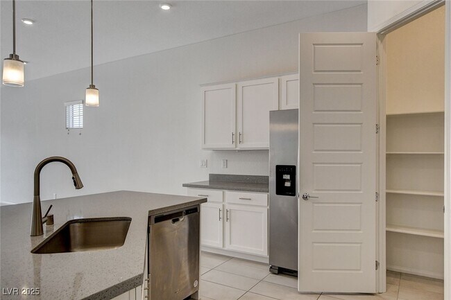 Building Photo - 10924 Chipotle Ave