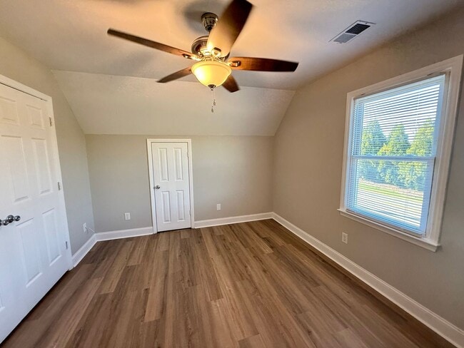 Building Photo - Three bedroom, 2 bath house in Elon