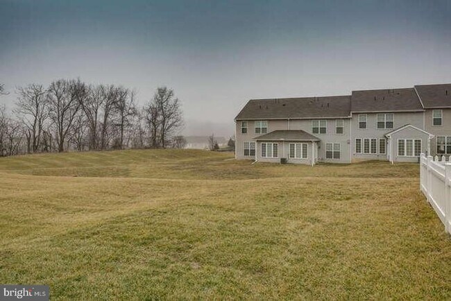 Building Photo - 861 Fawn Ln