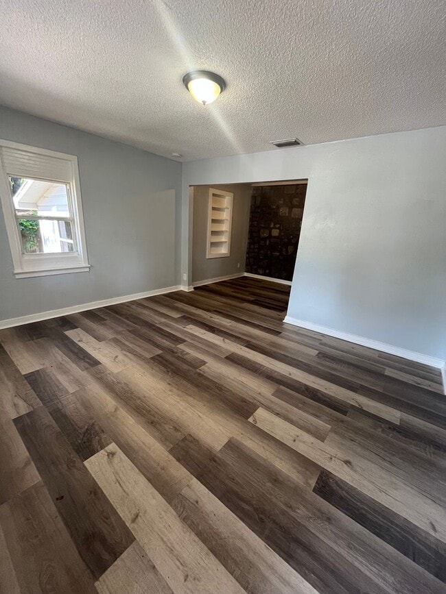 Building Photo - Beautiful 3BR/1BA Lakeland Home with Large Backyard & Covered Porch!
