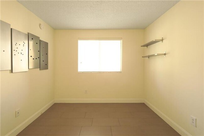 Building Photo - 2640 S University Dr