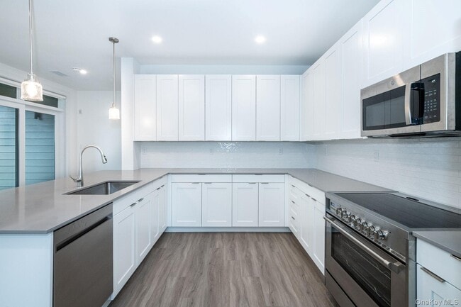 Building Photo - 15 Parkview Ave