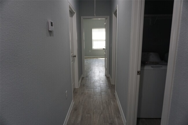 Building Photo - 11753 White Cedar St