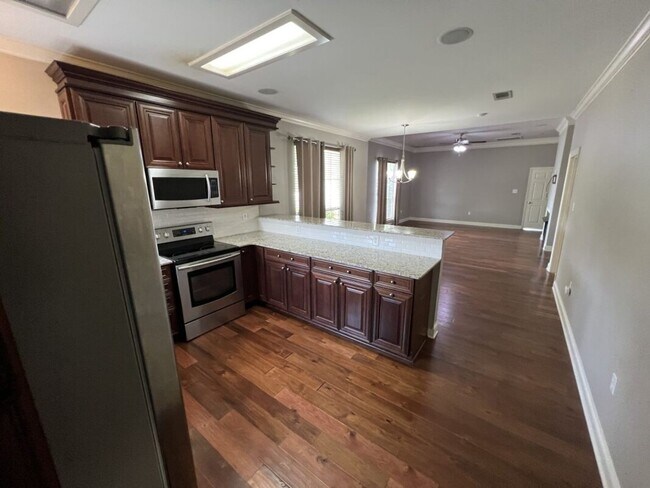 Building Photo - Location!  Location!  3 bedroom, 2 bath house in Beau Pre near LSU