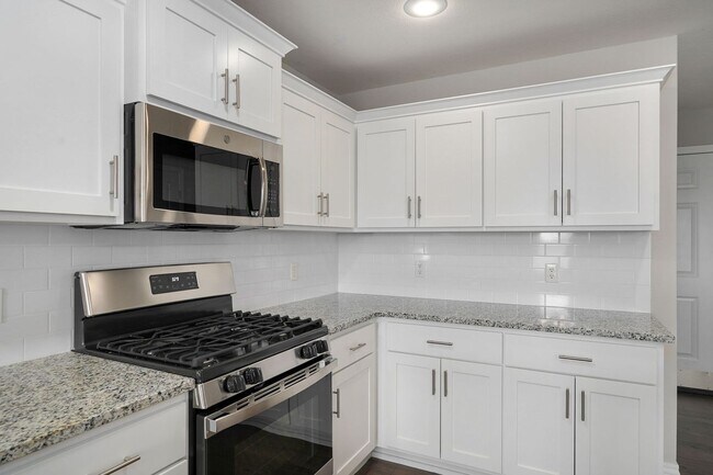 Building Photo - Modern 3 Bed / 2 Bath Home with Open Layout & Fenced Yard