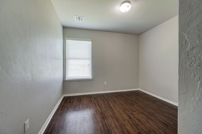 Building Photo - Gorgeous 3 Bed 2 Bath in Moore/SE OKC