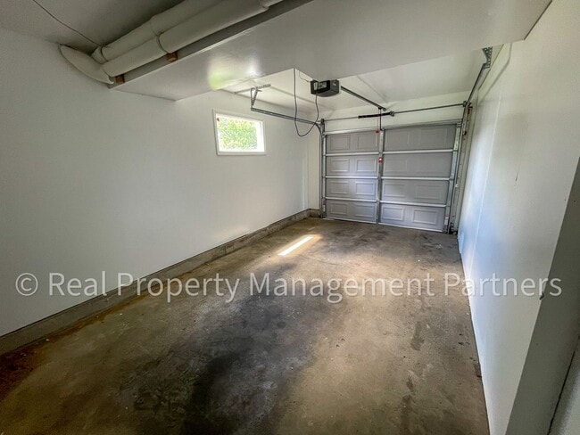 Building Photo - 3920 Camelot Dr SE